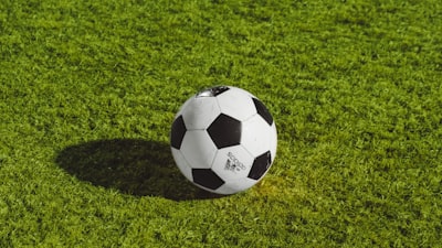 足球比赛直播画面截图，球员正在激烈拼抢，球场草皮清晰可见